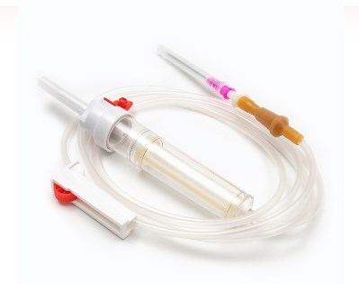 W jaki sposób szczegóły konstrukcyjne zestawu do transfuzji krwi wpływają bezpośrednio na jakość transfuzji?